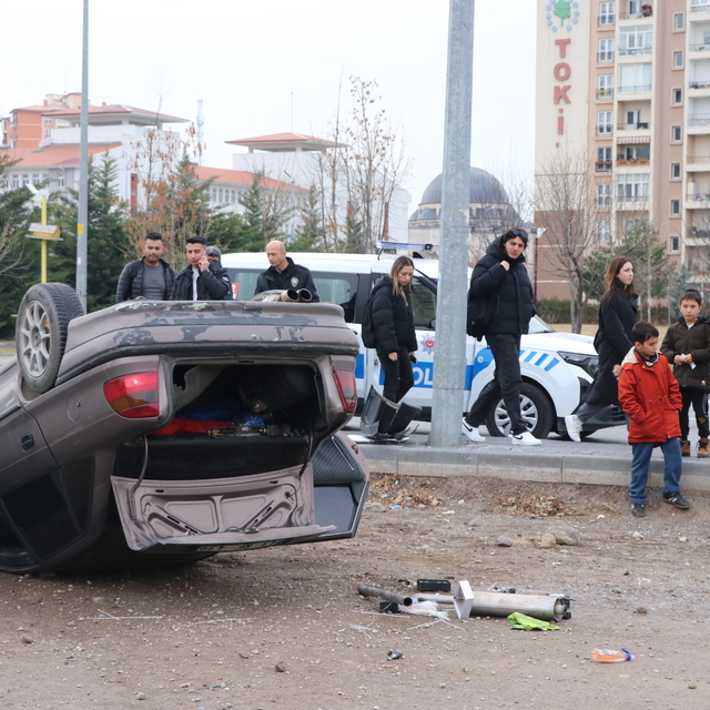 Kayseri'de devrilen otomobildeki 3 kişi yaralandı