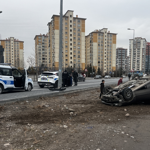 Kayseri'de devrilen otomobildeki 3 kişi yaralandı