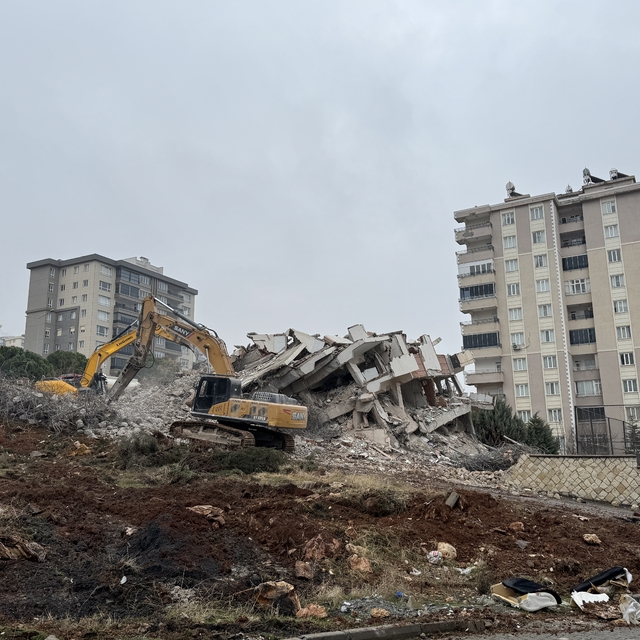 Kahramanmaraş'ta ağır hasarlı binaların yıkımı sürüyor