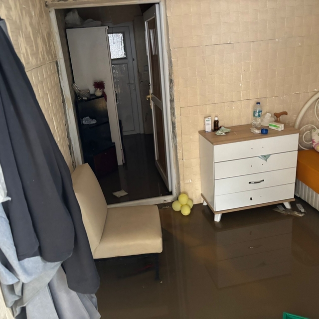 Erdek'te sağanak ve fırtına; ev ve iş yerlerini su bastı