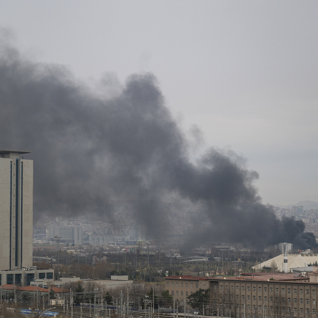 Ankara'da 2 katlı binada çıkan yangına müdahale ediliyor
