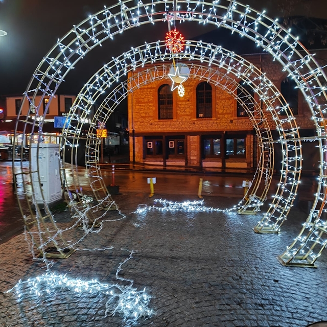 Eskişehir'de belediyenin yılbaşı etkinlikleri için kurduğu alana zarar vere...
