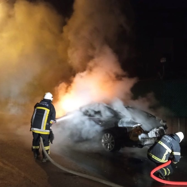 Hatay'da otomobilde çıkan yangın söndürüldü