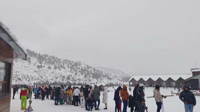 Sezonu dün açan Davraz Kayak Merkezi, iki günde yaklaşık 18 bin kişiyi ağırladı