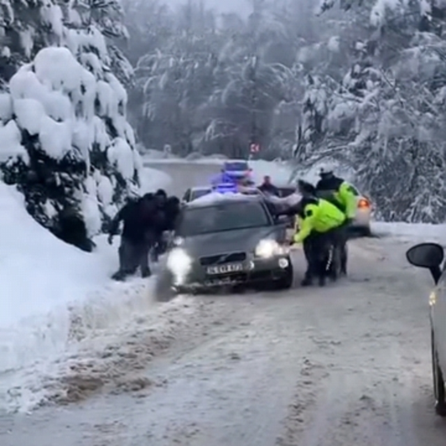 Kar yağışında yolda kalan sürücülere jandarma yardım etti; o anlar kamerada