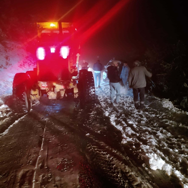 Karda mahsur kalan 3 otomobil ve 1 servis aracı, 4 saatlik çalışmayla kurta...