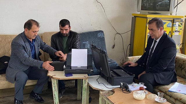 Iğdır'da ev ev dolaşıp, 1636 kişinin kimliklerini yenilediler