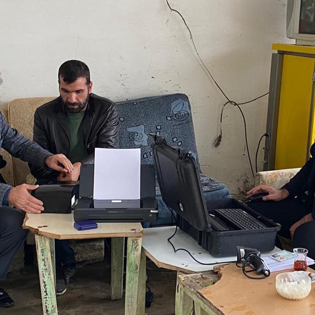 Iğdır'da ev ev dolaşıp, 1636 kişinin kimliklerini yenilediler