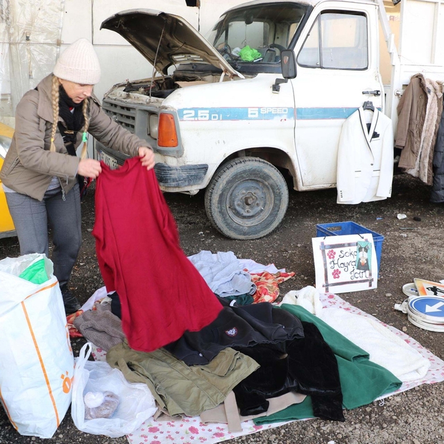 Yavru kedi hayatını değiştirdi; sokaktaki canlar için ikinci el eşya satıyo...