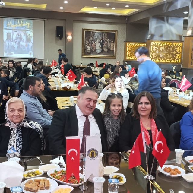 Nallıhan Belediye Başkanı Ertunç Güngör personelle yemekte buluştu