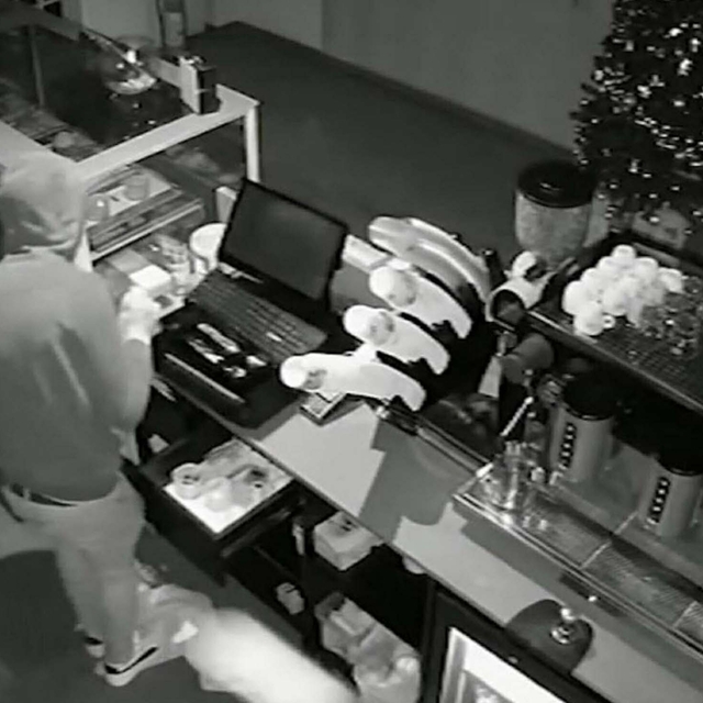 İzmir'de iş yerinden hırsızlık kamerada