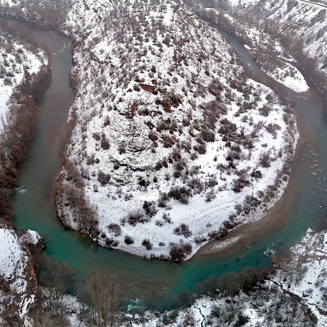 Doğa harikası Munzur Vadisi'nde kar güzelliği, dronla görüntülendi