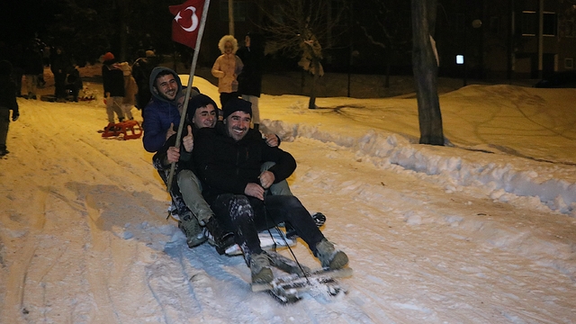 Bayburt'ta vatandaşlar ve çocuklar Kızak Festivali ile eğlendi