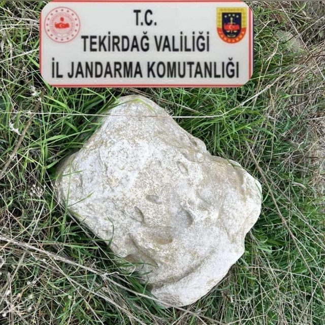 Binanın bahçesinde Roma dönemine ait sütun başlığı bulundu