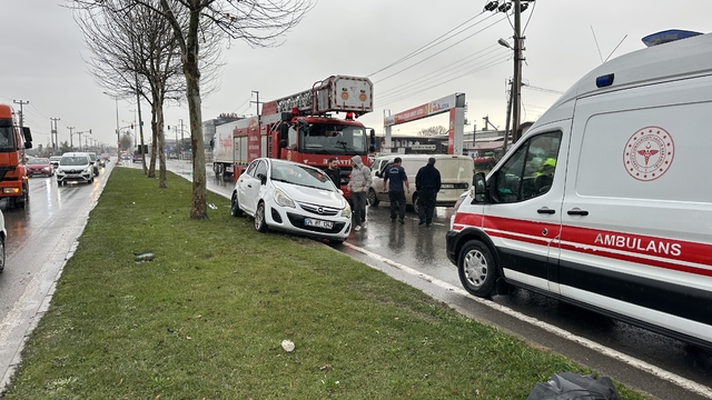 Sakarya'da panelvan ile otomobilin karıştığı kazada 3 kişi yaralandı