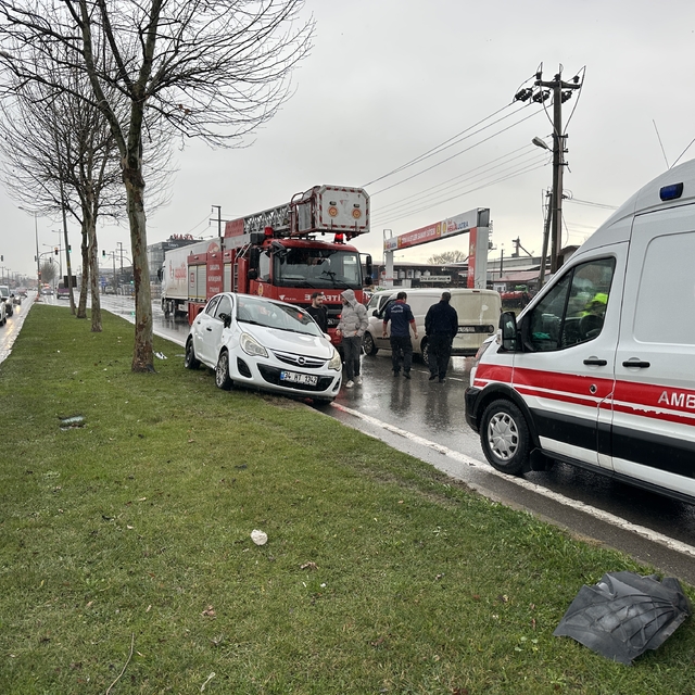 Sakarya'da panelvan ile otomobilin karıştığı kazada 3 kişi yaralandı