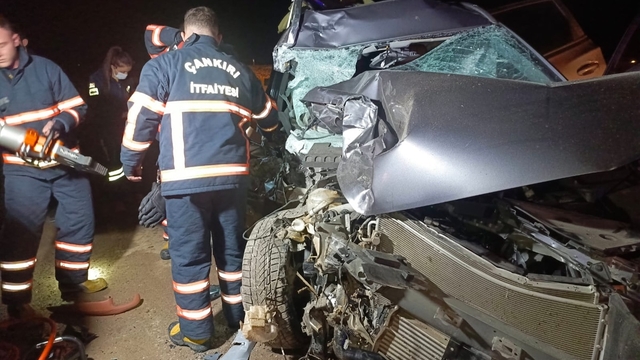 Çankırı'da tankere çarpan otomobildeki 1 kişi öldü, 2 kişi yaralandı