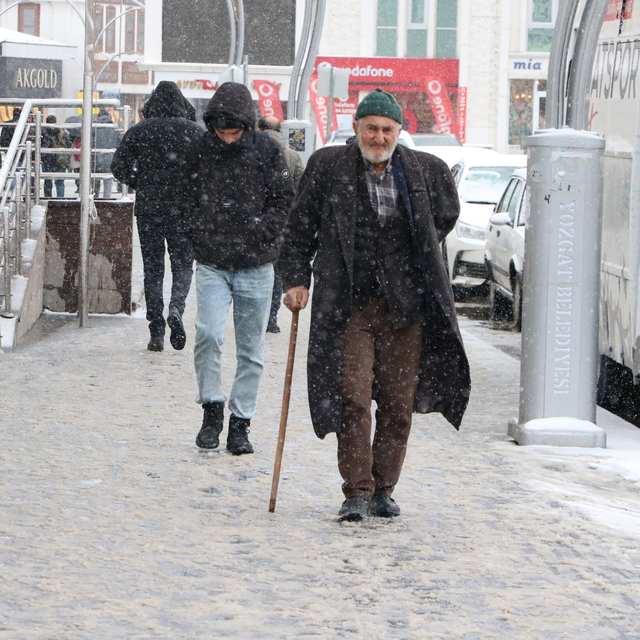 Yozgat'ta kar yağışı etkili oluyor