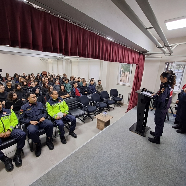 Jandarmadan öğrencilere şiddet ve uyuşturucuyla mücadelede farkındalık eğit...