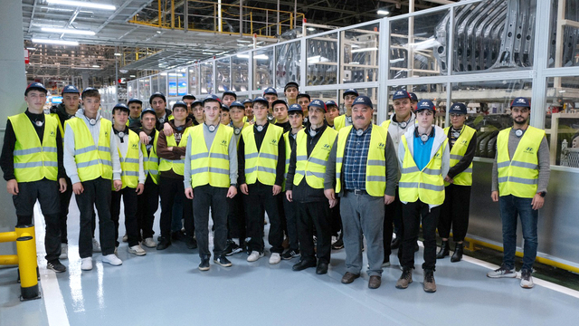 Karamürsel'de lise öğrencileri Hyundai fabrikasını gezdi