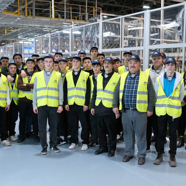 Karamürsel'de lise öğrencileri Hyundai fabrikasını gezdi