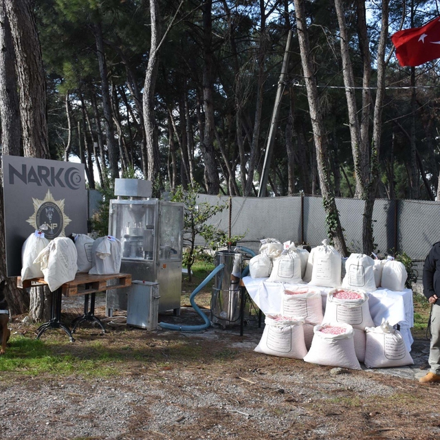 İzmir'de 219 kilo metamfetamin ele geçirildi; 2 tutuklama