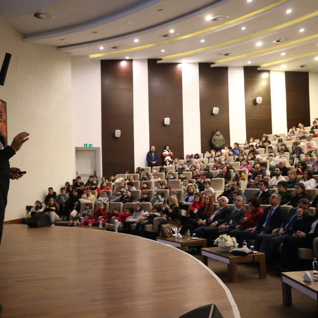 Türkiye'nin ilk astronotu Alper Gezeravcı, Çanakkale'de öğrencilerle buluşt...