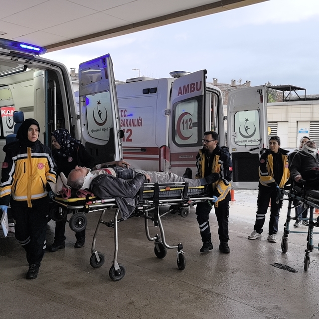 Otomobil ile hafif ticari araç çarpıştı; 2 yaralı