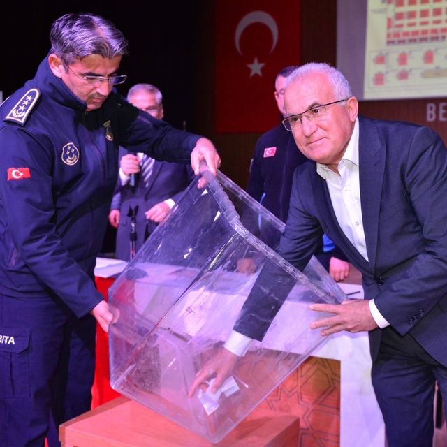 Kumluca'da kapalı pazar yerinde esnafın yerleri belirlendi