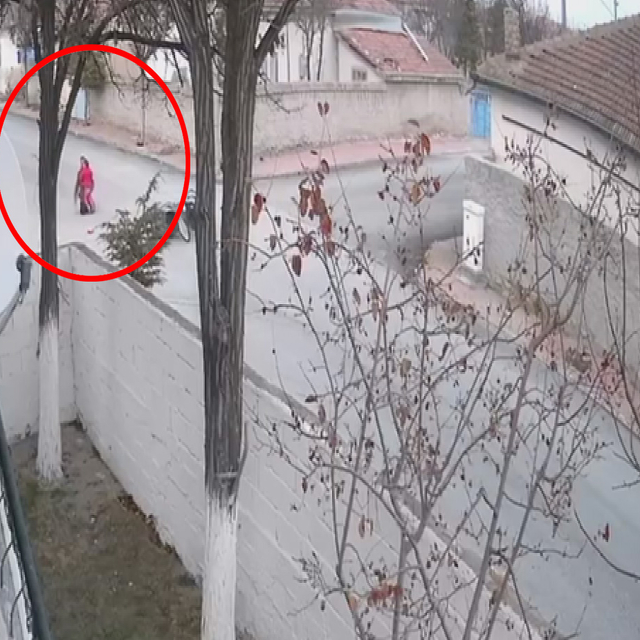 Kazada yola savrulan yaralı baba-kız birbirine sarıldı