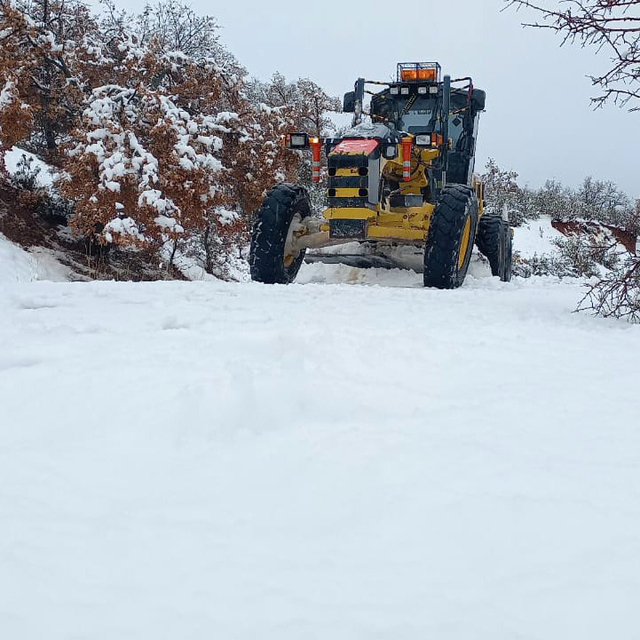 Okulların tatil edildiği Afyonkarahisar'da beklenen kar yağışı başladı (2)