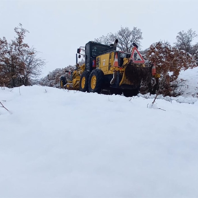 Afyonkarahisar'da kar yağışının ardından kar temizleme ve tuzlama çalışmala...