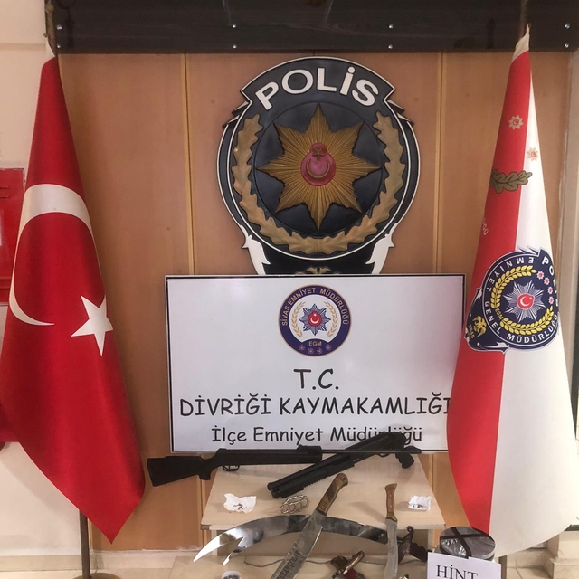 Sivas'ta bir evde yapılan aramada 3 silah ve çok sayıda bıçak ele geçirildi