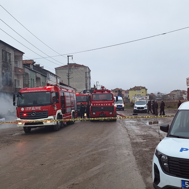 Bafra'da iş yerinde çıkan yangın söndürüldü