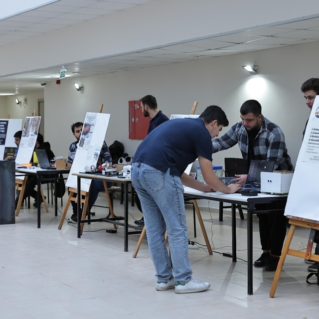 TÜ öğrencileri projelerini yıl sonu sergisinde tanıttı