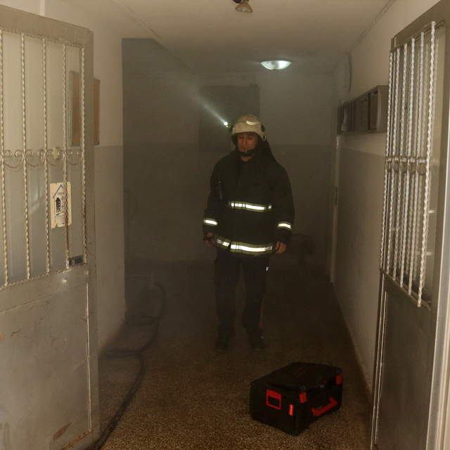 Yangında dairesinde mahsur kalan kadını, itfaiye eri kurtardı