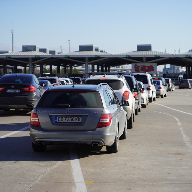 Edirne'de yeni yıl dolayısıyla sınır kapılarında ve tarihi çarşılarda yoğun...