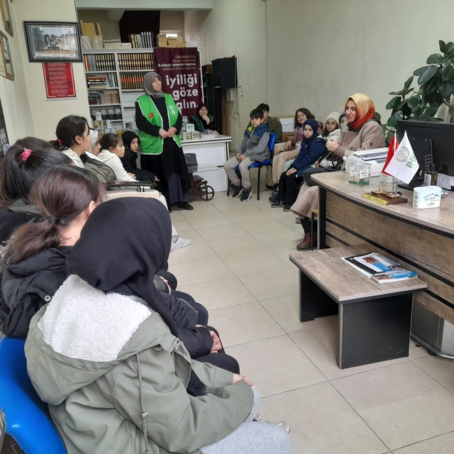 Seydişehir'de öğrenciler ihtiyaç sahipleri için atkı ördü