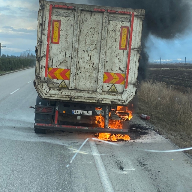 Adana'da seyir halindeki kamyonun lastiğinde çıkan yangın söndürüldü