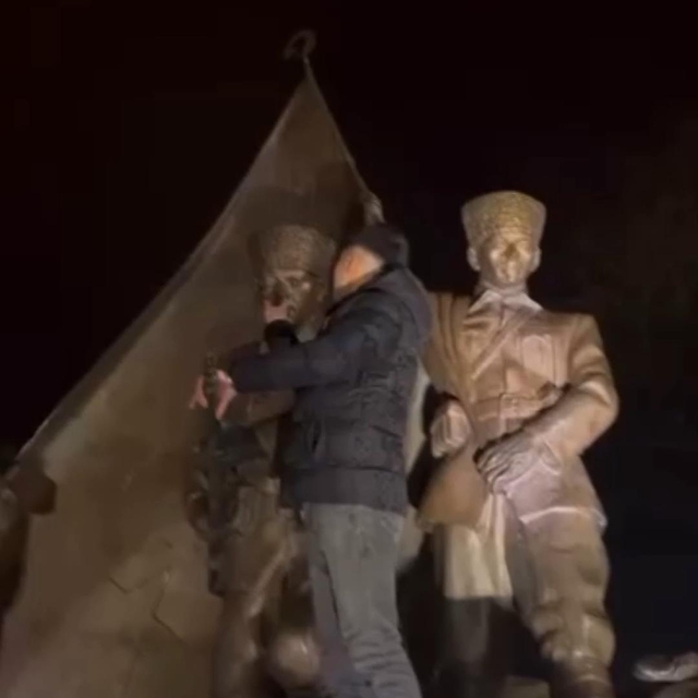 Atatürk Anıtı'na çıkıp saygısızlık yapan şüpheli gözaltına alındı