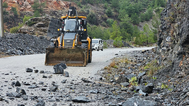 Alanya'nın yüksek kesimlerinde karla mücadele çalışması yapılıyor