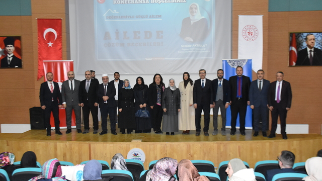 Artvin'de "Ailede Çözüm Becerileri" konferansı düzenlendi