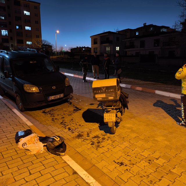 Motosikletiyle köpekten kaçmak isterken araca çarpan moto kurye yaralandı