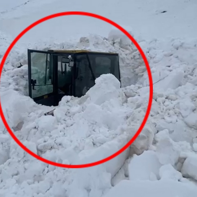 Şırnak'ta iş makinesi çalışırken üzerine çığ üştü; o anlar kamerada