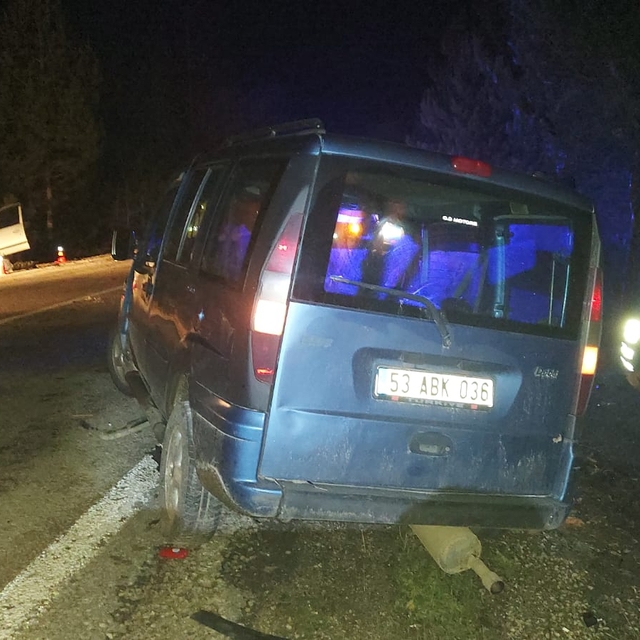 Çanakkale'de otomobil ile hafif ticari araç çarpıştı 1 kişi öldü, 2 kişi ya...