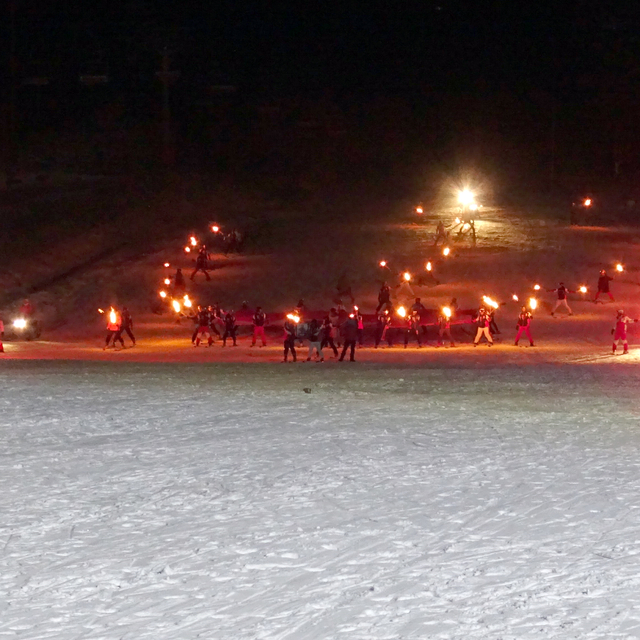 Sarıkamış Kayak Merkezi'nde meşaleler geceyi aydınlattı