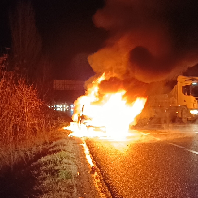 Bilecik'te seyir halindeyken alev alan otomobil yandı