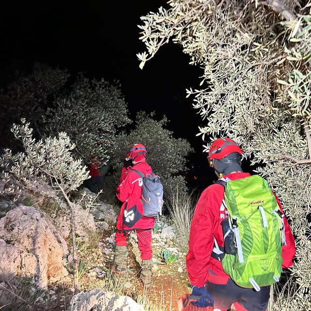 Antalya'da dağlık alanda mahsur kalan 3 kişi kurtarıldı