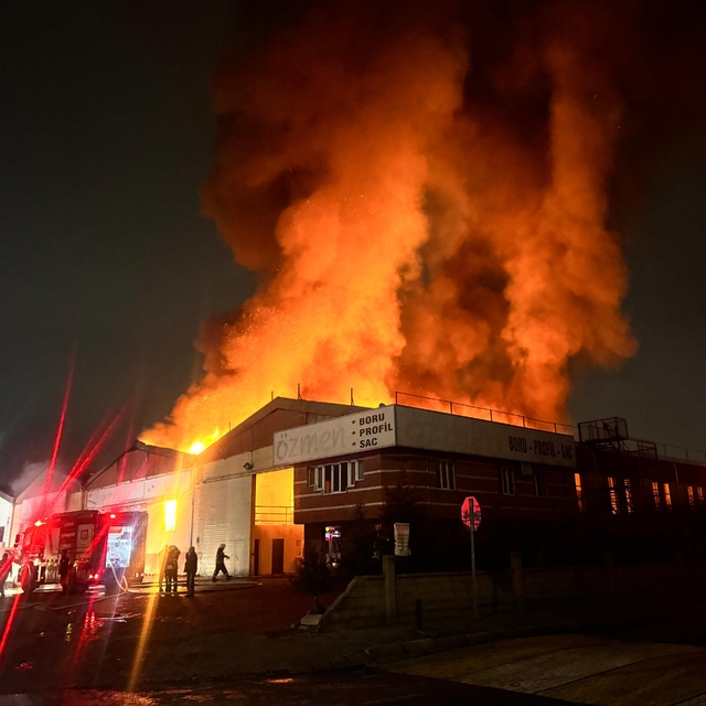 Kayseri'de fabrikada çıkan yangına müdahale ediliyor