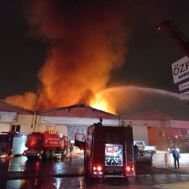 Kayseri Organize Sanayi Bölgesinde boru profil fabrikasında yangın